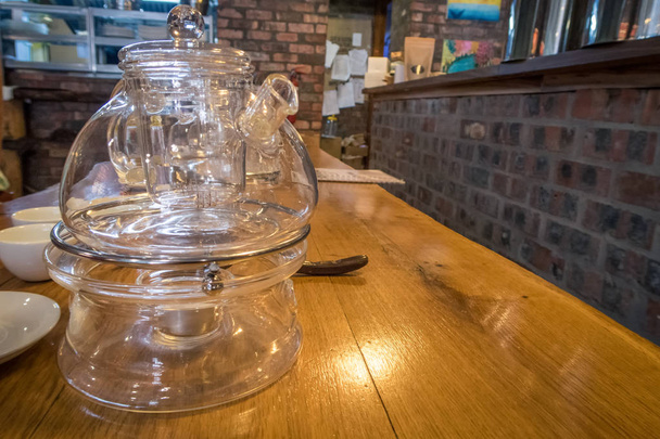Τσαγιέρα γυαλί σε ένα τραπέζι σε ένα καφέ - Φωτογραφία, εικόνα