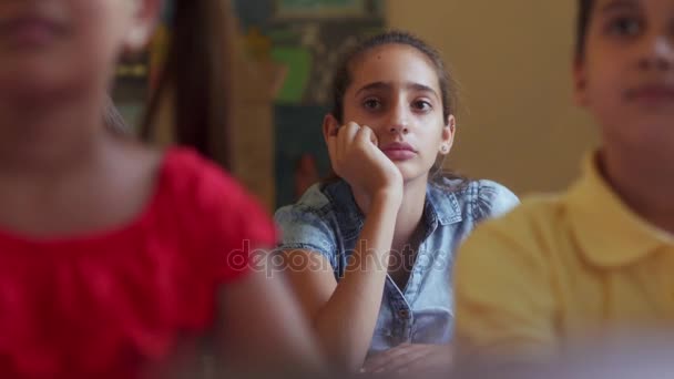 entediado feminino estudante latina menina no classe no escola
 - Filmagem, Vídeo