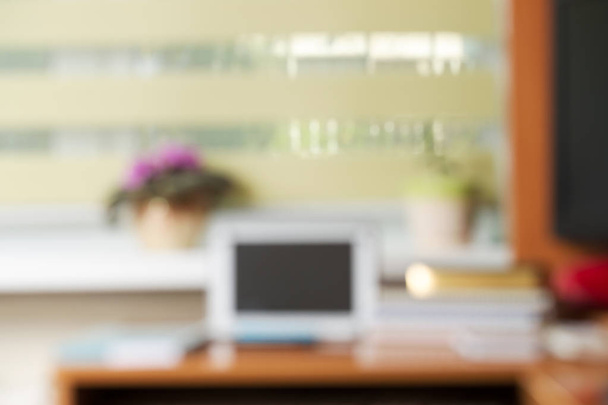 Анотація офісного столу з комп'ютером, приладдям, квітковим розмиванням фону
. - Фото, зображення