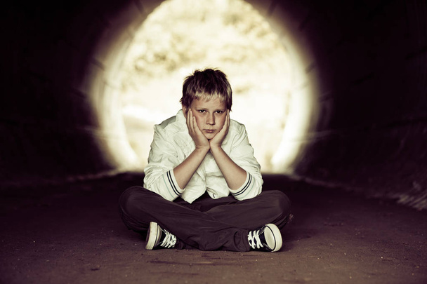 Fiú ülő-ban egy alagút - Fotó, kép