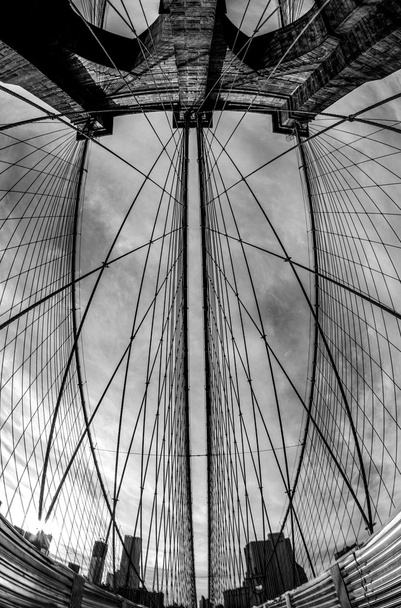 Brooklyn bridge - rybie oko, czarno-biały - Zdjęcie, obraz