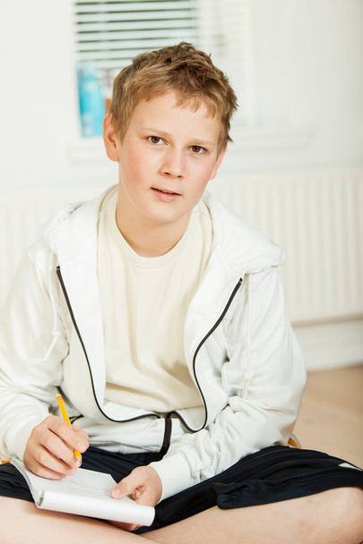 Tiener zijn huiswerk - Foto, afbeelding