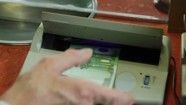 Dos tomas de escáner y chequeo de dinero
 - Metraje, vídeo