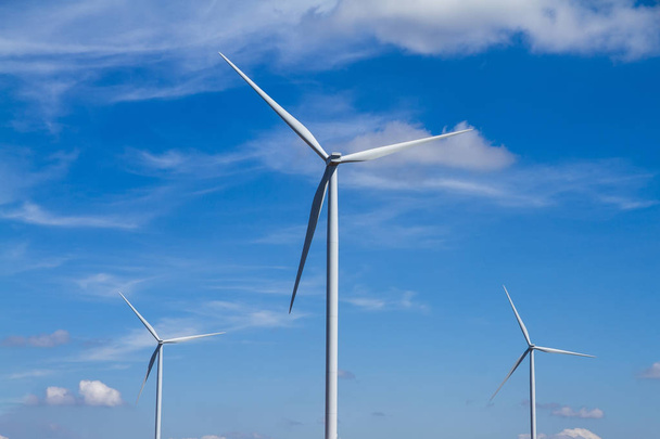 Tuuliturbiini tuottaa sähköä puhdasta energiaa c
 - Valokuva, kuva