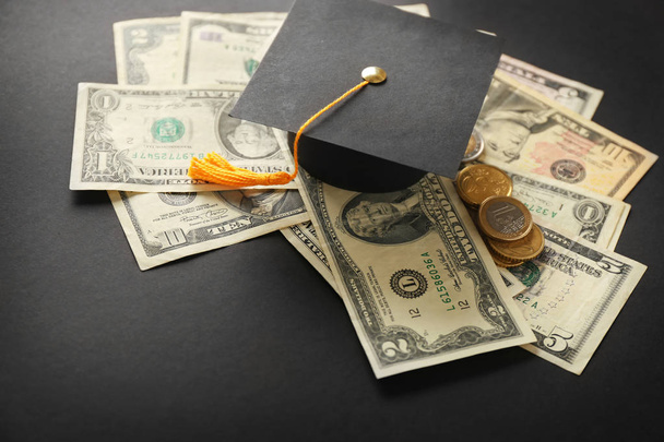 卒業帽子、ドル紙幣   - 写真・画像