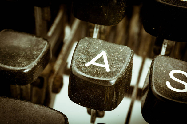 Una carta en un teclado de máquina de escribir vintage
 - Foto, imagen