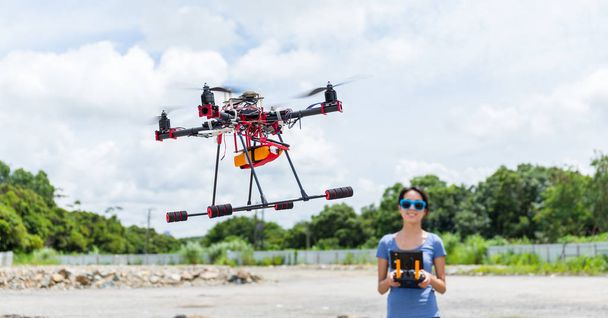 Fiatal nő repülni drone - Fotó, kép