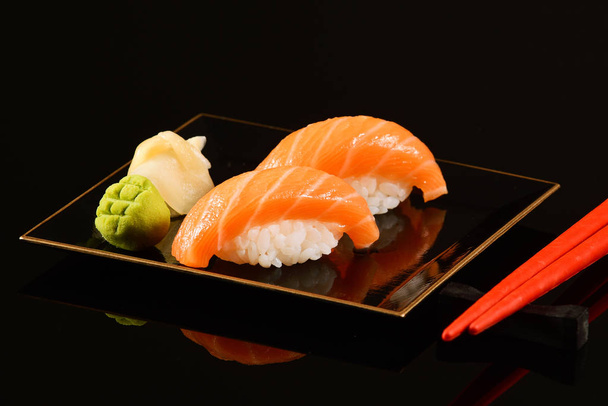 Salmón nigiri sushi
 - Foto, Imagen