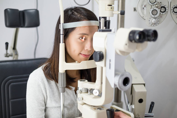 La mujer se somete a la prueba ocular
 - Foto, imagen