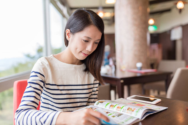 Περιοδικό γυναικα ανάγνωση στο εστιατόριο - Φωτογραφία, εικόνα