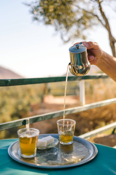 Preparación de té de menta, estilo marroquí
 - Foto, Imagen
