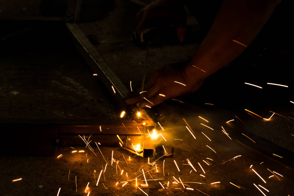 svařování oceli s jiskry osvětlení - Fotografie, Obrázek