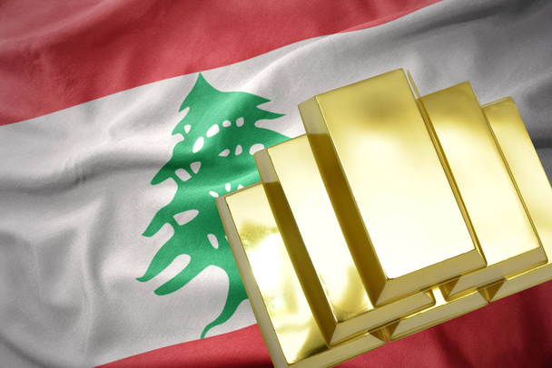 csillogó arany bullions a Libanon zászló - Fotó, kép