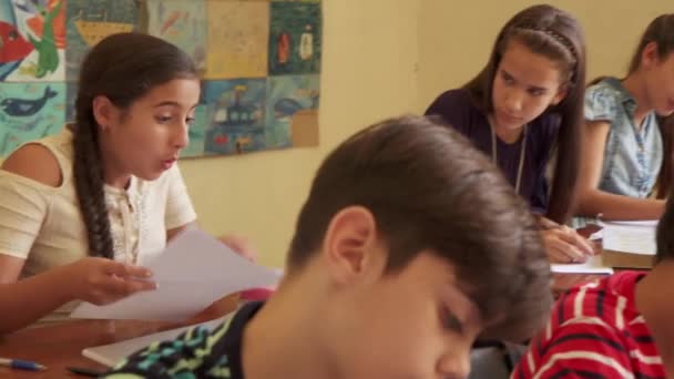 Mädchen betrügen bei Aufnahmetest in der Schule - Filmmaterial, Video