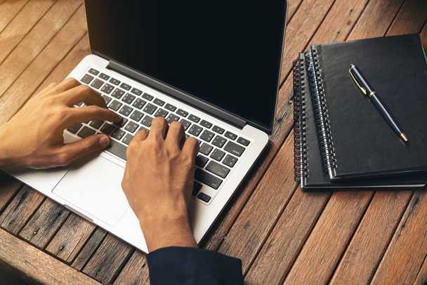 Бизнесмен, использующий ноутбук в деловой встрече
 - Фото, изображение