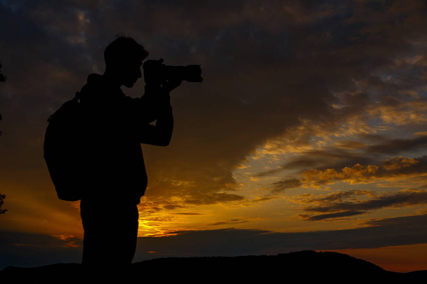 Silhouette du photographe photographiant le paysage au coucher du soleil
 - Photo, image