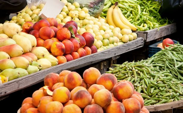 świeżych owoców i warzyw przy ulicy rynek - Zdjęcie, obraz