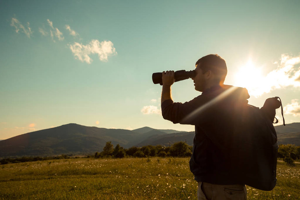 jovem homem uso do binocular na floresta - Foto, Imagem