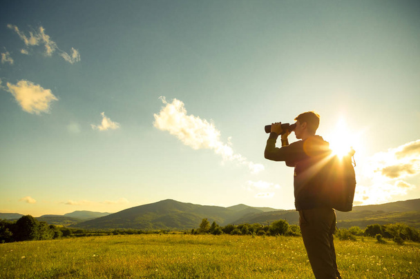 jeune homme utilisation de la binoculaire à la forêt - Photo, image