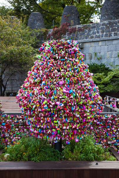 Liefde sloten boom in Seoel, Zuid-Korea - Foto, afbeelding