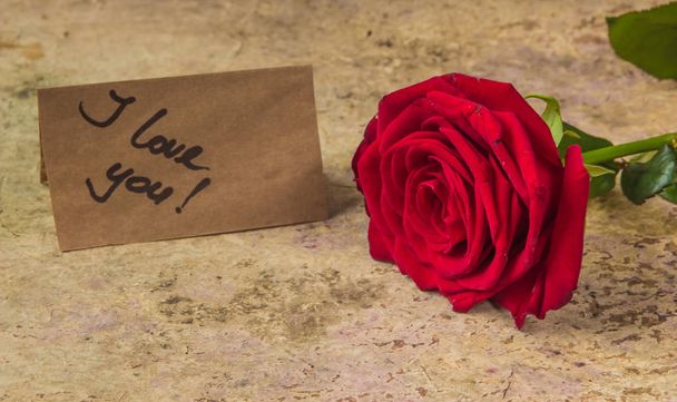 Rode roos en ik hou u op de ambachtelijke papier opmerking - Foto, afbeelding