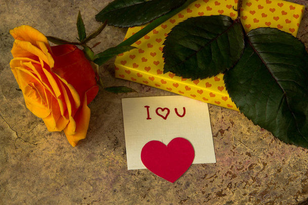 Pomarańczowy róż, prezent pokryte w serce papieru i Zauważ, że kocham Cię - Zdjęcie, obraz