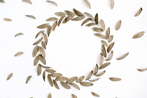 Motif floral et couronne de cadre rond en feuilles séchées
 - Photo, image