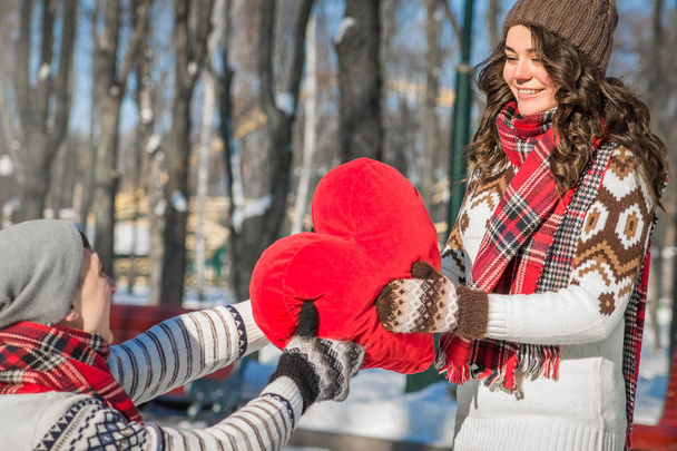 Man geeft zijn vriendin een hart voor Valentijnsdag - Foto, afbeelding