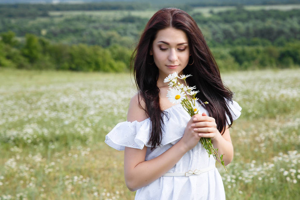 Bella donna su un fiore granden godendo il suo tempo all'aperto
 - Foto, immagini