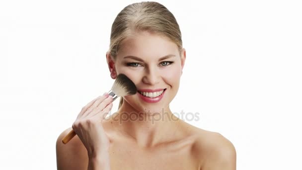 Mujer con cepillo de maquillaje - Metraje, vídeo