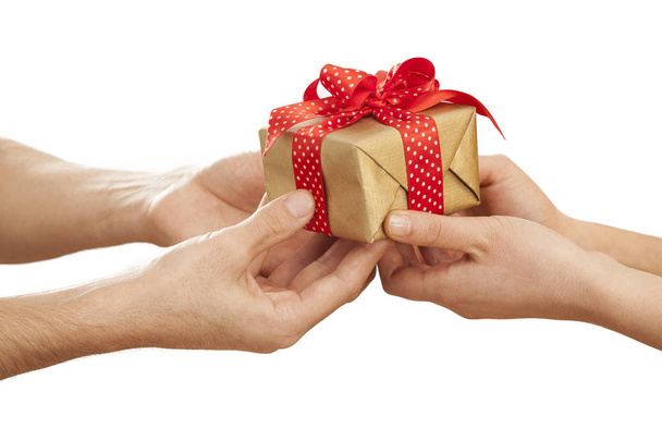 Gente dando regalo en caja
 - Foto, Imagen