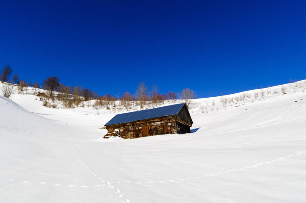 Régi faház a téli táj, Románia - Fotó, kép
