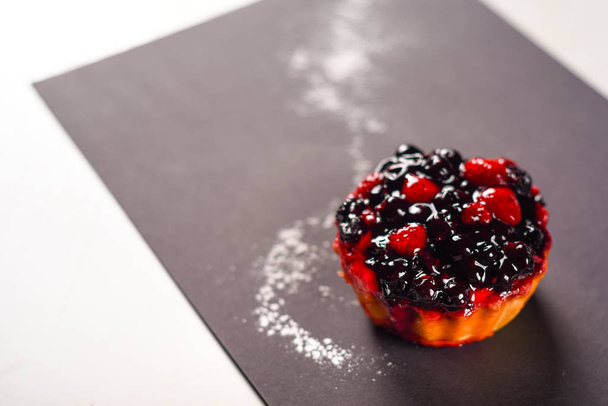 Delicious cake with berries - Foto, Imagen