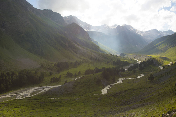 Górskie rzeki Baksan, wąwóz Adyr-Su, obszar Elbrus, większy zakres Kaukazu. - Zdjęcie, obraz