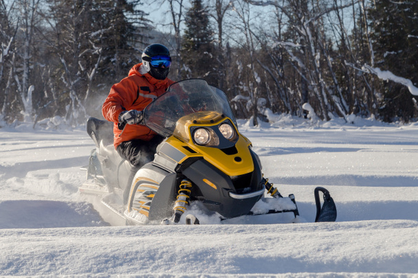 Atleta en una moto de nieve - Foto, imagen