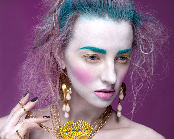 Retrato creativo de mujer joven con maquillaje artístico
.  - Foto, Imagen