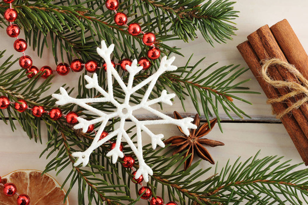 Kerstmis achtergrond - kerstboom, kaneel, kralen en snowf - Foto, afbeelding