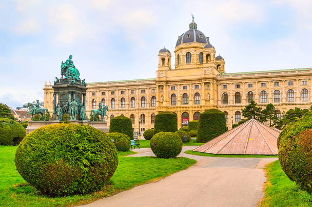 Museum der bildenden Künste und Statue von Maria Theresa in Wien - Foto, Bild