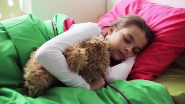 little girl with teddy bear sleeping at home - Video, Çekim