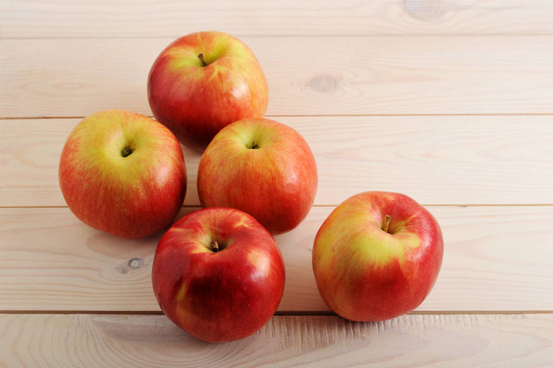 red ripe apples on wooden white background - Foto, afbeelding