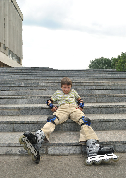 chlapec s kolečkové brusle se opírá o schodech - Fotografie, Obrázek