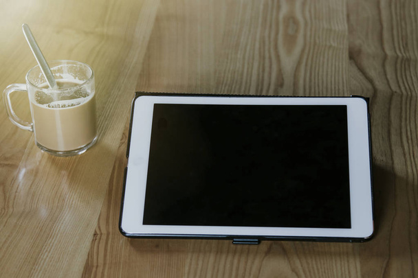 Tablet digital auf Holz - Foto, Bild