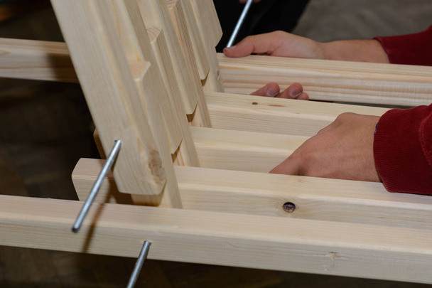 Ξυλουργός κάνει ξύλινη πολυθρόνα - Φωτογραφία, εικόνα