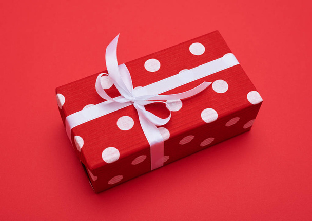 Single dotted gift boxes with white ribbon  - 写真・画像