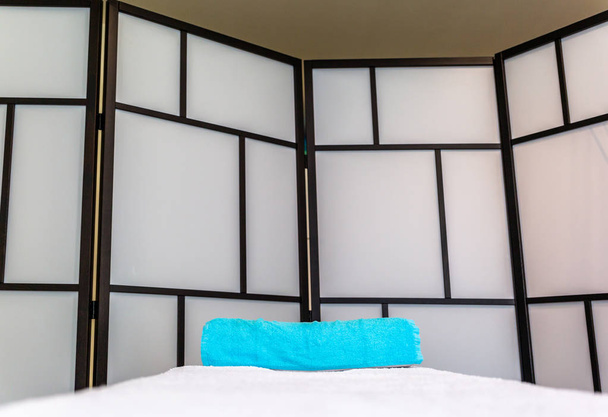 Bir sedye ve onun yastık, bir terapi Merkezi Görünümü - Fotoğraf, Görsel
