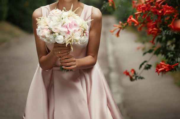 bride holding wedding bouquet  - Foto, imagen