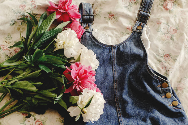 abito in denim e peonia bouquet
  - Foto, immagini