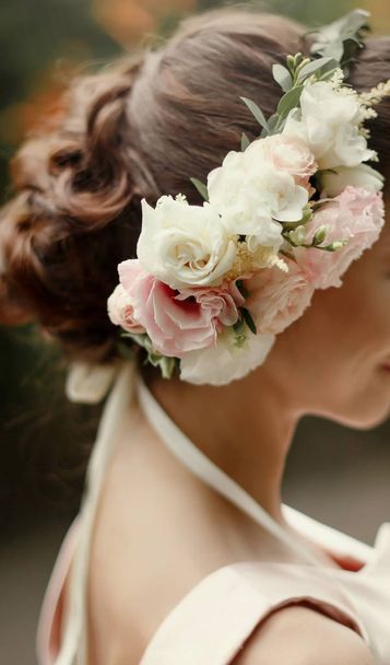 corona floral rosa en el pelo de la novia
  - Foto, imagen