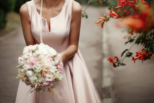 esküvői csokor rózsaszín rózsából - Fotó, kép