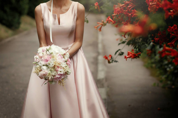 невеста с свадебным букетом  - Фото, изображение